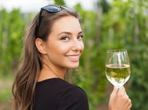 Mulher do turista da degustação de vinhos imagem de stock Mulher do turista da degustação de vinhos imagem de stock