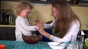 Mulher e menina loucas com as caras sujas do chocolate na cozinha vídeos de arquivo Mulher e menina loucas com as caras sujas do chocolate na cozinha vídeos de arquivo