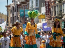 A mulher em pernas de pau e no desgaste festivo mexicano anda abaixo da rua a fotos de stock A mulher em pernas de pau e no desgaste festivo mexicano anda abaixo da rua a fotos de stock