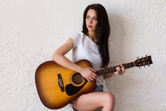 Mulher encantador que joga a guitarra acústica Foto de Stock Mulher encantador que joga a guitarra acústica Foto de Stock