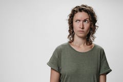 Mulher encaracolado nova com express?o facial negativa confundida das sobrancelhas dos aumentos imagens de stock royalty free Mulher encaracolado nova com express?o facial negativa confundida das sobrancelhas dos aumentos imagens de stock royalty free
