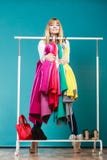Mulher engraçada que toma toda a roupa na alameda ou no vestuário Fotografia de Stock Mulher engraçada que toma toda a roupa na alameda ou no vestuário Fotografia de Stock