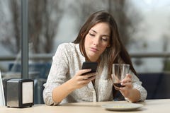 Mulher estada acima em uma cafetaria imagens de stock Mulher estada acima em uma cafetaria imagens de stock