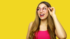 Mulher Excited que olha lateralmente gritar da alegria Close up da menina feliz da forma no fundo amarelo fotografia de stock royalty free Mulher Excited que olha lateralmente gritar da alegria Close up da menina feliz da forma no fundo amarelo fotografia de stock royalty free