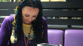 A mulher extravagante adulta superior na roupa diária é furada e espera sua ordem em um restaurante ou em um café exterior e vídeos de arquivo A mulher extravagante adulta superior na roupa diária é furada e espera sua ordem em um restaurante ou em um café exterior e vídeos de arquivo