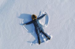 A mulher faz o anjo da neve que coloca na neve Vista superior Foto aéreo imagens de stock royalty free A mulher faz o anjo da neve que coloca na neve Vista superior Foto aéreo imagens de stock royalty free