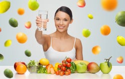 Mulher feliz com o alimento saudável que mostra o vidro de água fotos de stock Mulher feliz com o alimento saudável que mostra o vidro de água fotos de stock