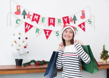 Mulher feliz de Ásia do sorriso guardando muita o saco de compras no partido, compra Ch imagens de stock Mulher feliz de Ásia do sorriso guardando muita o saco de compras no partido, compra Ch imagens de stock