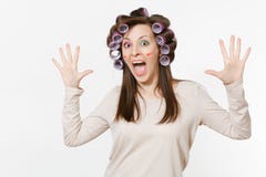 Mulher feliz do divertimento com os encrespadores que espalham as mãos isoladas no fundo branco Composição louca com o decorativo imagem de stock Mulher feliz do divertimento com os encrespadores que espalham as mãos isoladas no fundo branco Composição louca com o decorativo imagem de stock