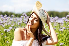 Mulher feliz no campo do verão A moça relaxa fora Conceito da liberdade foto de stock Mulher feliz no campo do verão A moça relaxa fora Conceito da liberdade foto de stock