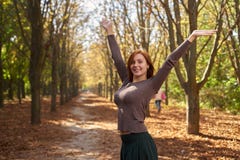 Mulher feliz no parque do outono foto de stock Mulher feliz no parque do outono foto de stock