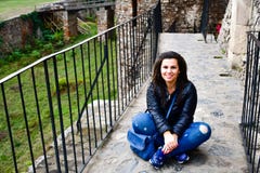 Mulher feliz nova no castelo de Corvin, Romênia imagens de stock Mulher feliz nova no castelo de Corvin, Romênia imagens de stock