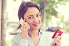 Mulher feliz que compra em linha a fatura de um oder com um telefone esperto fora foto de stock Mulher feliz que compra em linha a fatura de um oder com um telefone esperto fora foto de stock