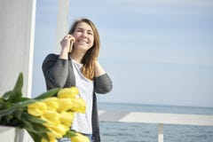 Mulher feliz que fala no telefone fotografia de stock royalty free Mulher feliz que fala no telefone fotografia de stock royalty free