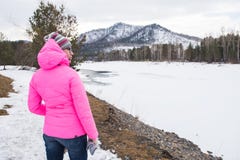 Mulher feliz que relaxa na parte superior da montanha imagens de stock Mulher feliz que relaxa na parte superior da montanha imagens de stock