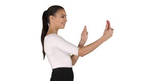 Mulher formal do latino novo que faz uma chamada video ou que grava o blogue video no fundo branco fotos de stock Mulher formal do latino novo que faz uma chamada video ou que grava o blogue video no fundo branco fotos de stock