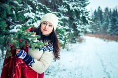 A mulher guarda uma xícara de café na floresta do inverno foto de stock A mulher guarda uma xícara de café na floresta do inverno foto de stock