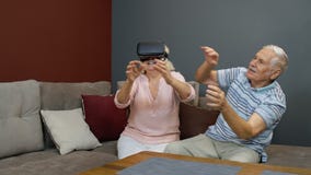 Jovem Asiática, Filha Feliz E Sua Mãe, Velha Senhora Idosa, Usando óculos  Vr, Desfrutam Do Jogo 3d Online Juntos. Imagem de Stock - Imagem de olhar,  atividade: 254695409