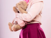 Mulher infantil com o brinquedo do urso de peluche Imagem de Stock Royalty Free Mulher infantil com o brinquedo do urso de peluche Imagem de Stock Royalty Free