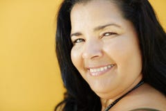 Mulher latino-americano madura que sorri na câmera imagens de stock Mulher latino-americano madura que sorri na câmera imagens de stock