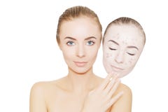 A mulher leva embora a máscara com acne e espinhas, fundo cinzento Imagem de Stock A mulher leva embora a máscara com acne e espinhas, fundo cinzento Imagem de Stock