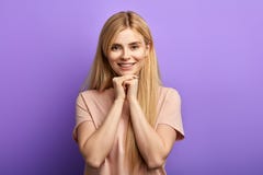 Mulher lindo feliz que olha a câmera fotos de stock Mulher lindo feliz que olha a câmera fotos de stock