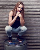 Mulher longa bonita do cabelo que pensa com mãos sob o assento da cara Fotos de Stock Mulher longa bonita do cabelo que pensa com mãos sob o assento da cara Fotos de Stock