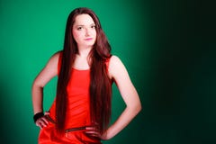 Mulher longa do cabelo no vestido vermelho foto de stock royalty free Mulher longa do cabelo no vestido vermelho foto de stock royalty free