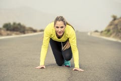 Mulher loura atrativa do esporte pronta para começar correr a raça do treinamento da prática que começa na paisagem da montanha d imagem de stock royalty free Mulher loura atrativa do esporte pronta para começar correr a raça do treinamento da prática que começa na paisagem da montanha d imagem de stock royalty free