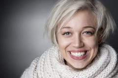 Mulher loura atrativa que sorri charmingly imagens de stock Mulher loura atrativa que sorri charmingly imagens de stock