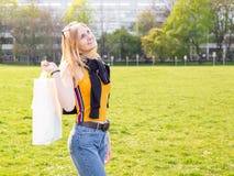A mulher loura bonita aprecia a compra Consumi??o, zombaria de compra acima, conceito do estilo de vida fotografia de stock royalty free A mulher loura bonita aprecia a compra Consumi??o, zombaria de compra acima, conceito do estilo de vida fotografia de stock royalty free