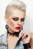Mulher loura da platina bonita com composição do estilo 80s foto de stock Mulher loura da platina bonita com composição do estilo 80s foto de stock
