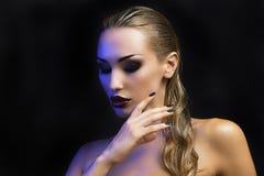 Mulher loura 'sexy' bonita Fundo escuro Smokey Eyes brilhante foto de stock royalty free Mulher loura 'sexy' bonita Fundo escuro Smokey Eyes brilhante foto de stock royalty free