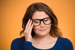 Mulher madura, tímida, triste que joga nervosamente com vidros imagens de stock Mulher madura, tímida, triste que joga nervosamente com vidros imagens de stock
