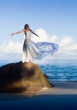 Mulher magro bonita no vestido branco de voo no Sandy Beach imagens de stock royalty free Mulher magro bonita no vestido branco de voo no Sandy Beach imagens de stock royalty free