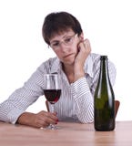 Mulher na camisa do negócio que bebe o vinho vermelho sozinho imagem de stock Mulher na camisa do negócio que bebe o vinho vermelho sozinho imagem de stock