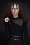 Mulher na roupa preta com composição escura expressivo fotos de stock Mulher na roupa preta com composição escura expressivo fotos de stock
