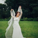 Mulher nas poses brancas no jardim Imagem de Stock Mulher nas poses brancas no jardim Imagem de Stock