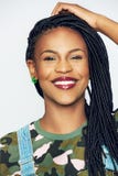 Mulher negra nova alegre na roupa militar que guarda a cabeça imagens de stock Mulher negra nova alegre na roupa militar que guarda a cabeça imagens de stock
