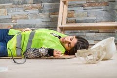 Mulher no acidente no local de trabalho Mulher no acidente no local de trabalho