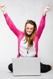 Mulher nova atrativa que comemora com portátil imagem de stock Mulher nova atrativa que comemora com portátil imagem de stock