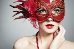 A mulher nova bonita em uma máscara venetian vermelha imagem de stock A mulher nova bonita em uma máscara venetian vermelha imagem de stock