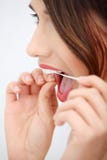 Mulher nova bonita que usa o floss dental fotos de stock Mulher nova bonita que usa o floss dental fotos de stock