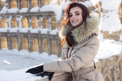 Mulher nova da beleza no parque do inverno imagem de stock Mulher nova da beleza no parque do inverno imagem de stock
