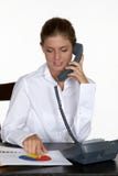 Mulher nova na mesa que fala no telefone fotografia de stock Mulher nova na mesa que fala no telefone fotografia de stock