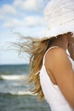Mulher nova na praia imagem de stock Mulher nova na praia imagem de stock