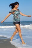 Mulher nova que anda na praia foto de stock royalty free Mulher nova que anda na praia foto de stock royalty free
