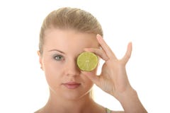 Mulher nova que prende uma fatia de limão imagem de stock Mulher nova que prende uma fatia de limão imagem de stock
