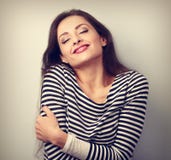 Mulher ocasional nova feliz que abraça-se com emocional natural Foto de Stock Mulher ocasional nova feliz que abraça-se com emocional natural Foto de Stock
