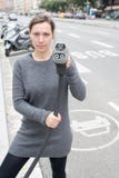 A mulher paga em uma estação de carregamento do carro bonde fotografia de stock A mulher paga em uma estação de carregamento do carro bonde fotografia de stock